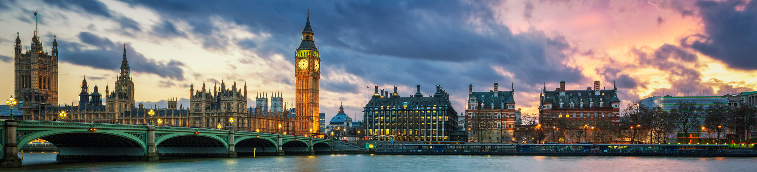 Panoramic View of Big Ben in London at Sunset - Editado